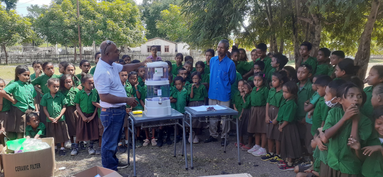 Duke UNICEF water filter demonstration to teacher and students